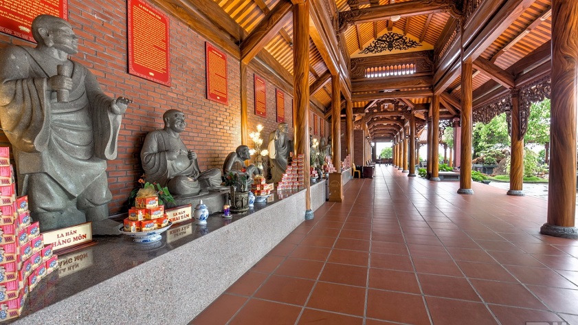 Ba Vang Pagoda The corridor of the Eighteen Arhats
