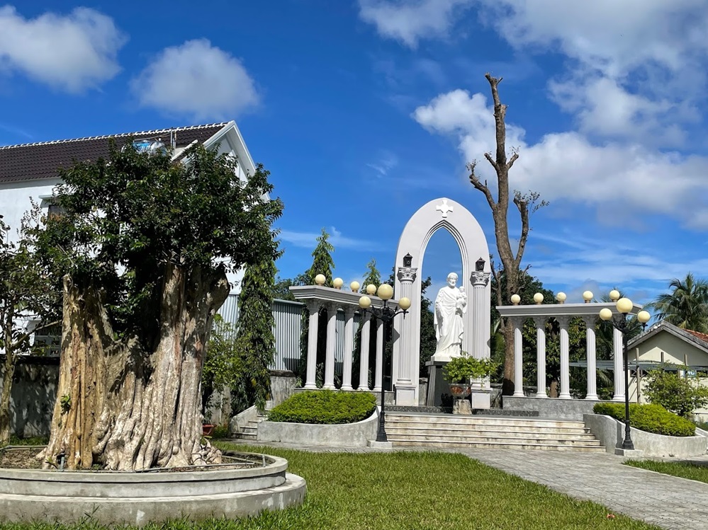 The grounds of Mang Lang Church