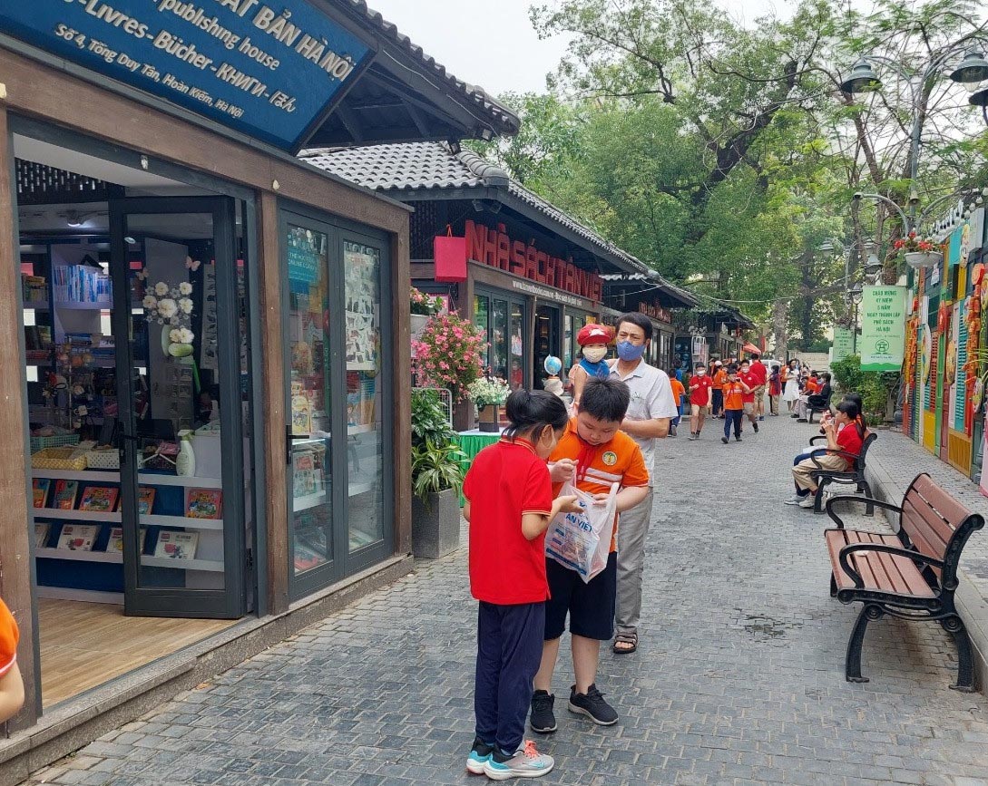 There are many bookstores in Hanoi Book Street