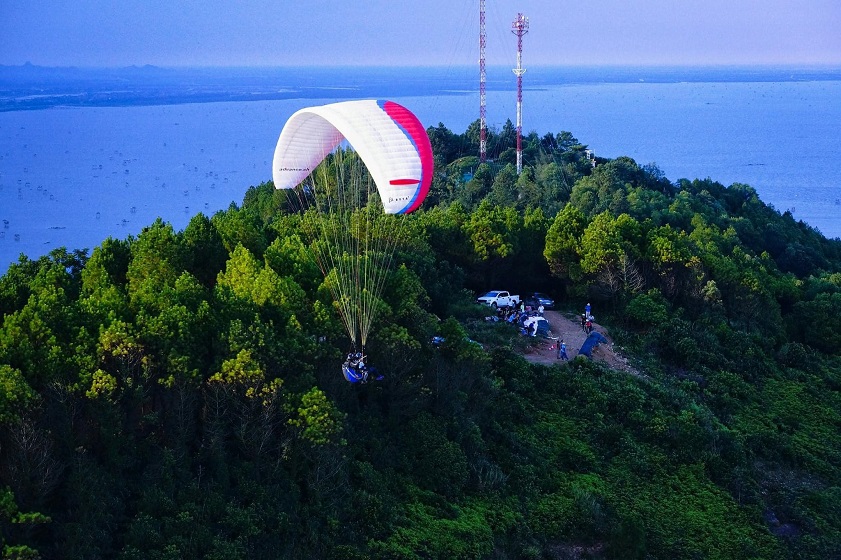 Try parachuting from Linh Truong Mountain