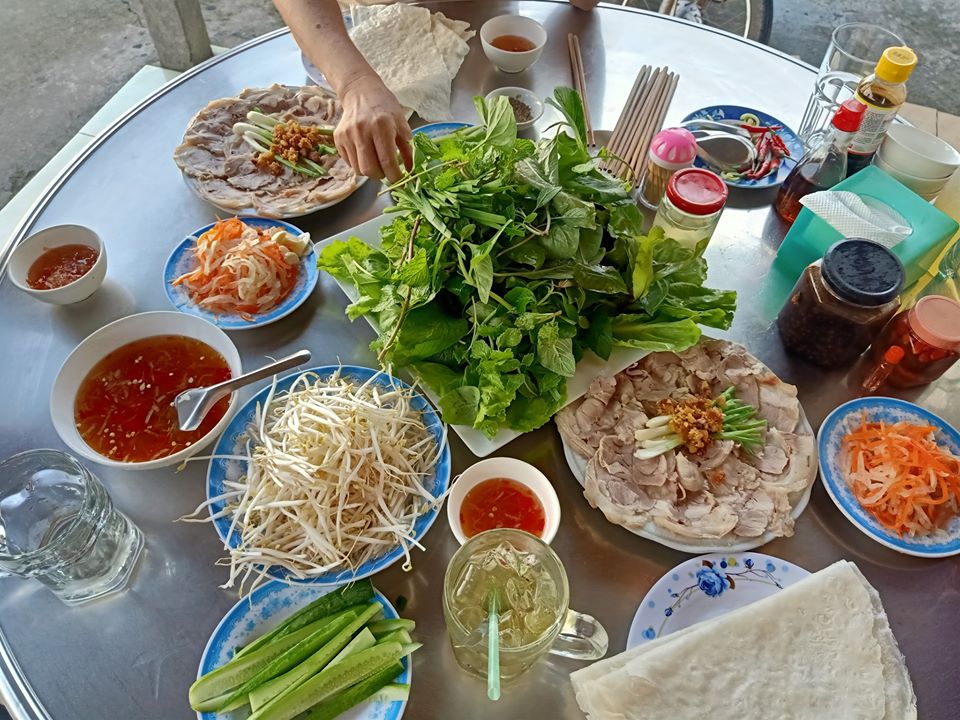 The delicious dish of "banh trang phoi suong" with rolled wild vegetables is a must-try in Tay Ninh