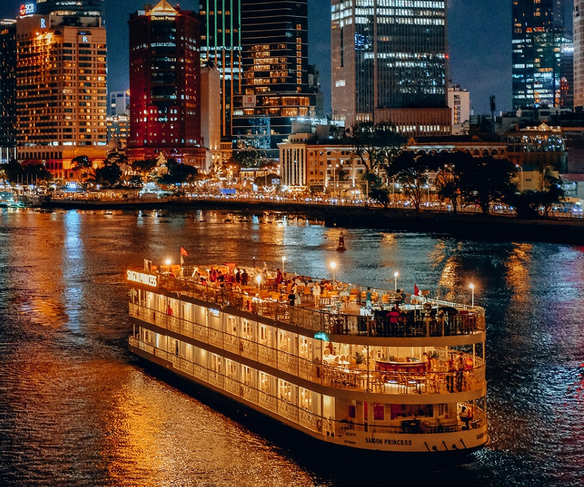  In April, Southern Vietnam enjoys warm and sunny weather