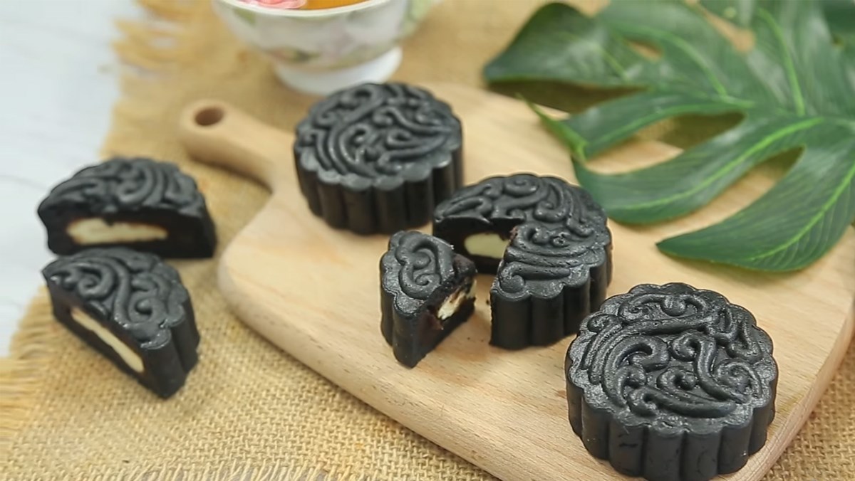 A delectable tiramisu mooncake