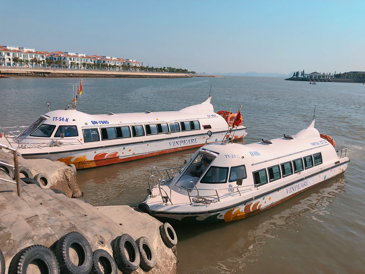 Vinpearl Resort & Spa Ha Long Customers can easily move to the resort by speedboat