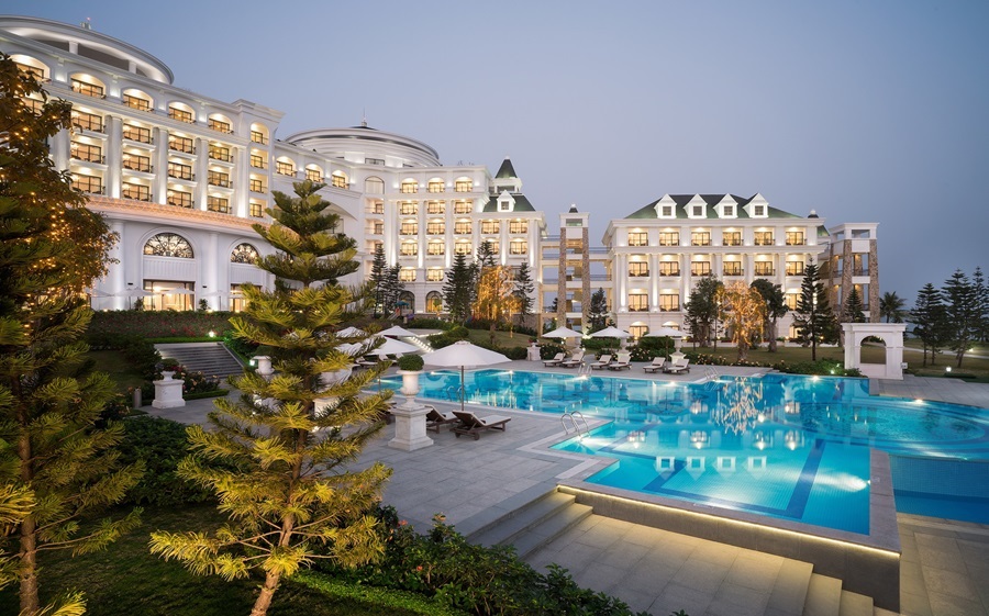 Vinpearl Resort & Spa Ha Long A spacious swimming pool at Vinpearl Resort & Spa Ha Long