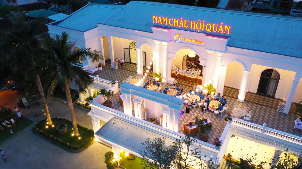 Ẩm thực cung đình Huế Khuôn viên rộng rãi tại nhà hàng Nam Châu Hội Quán