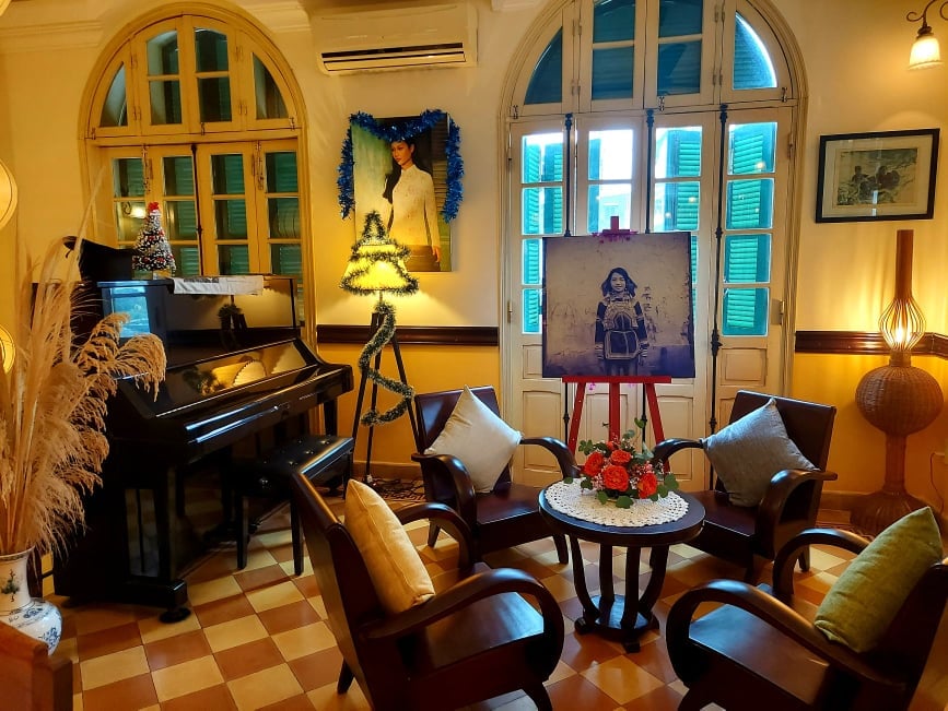 Ẩm thực cung đình Huế Nhà hàng Vườn Khế rộng lớn và có nhiều góc trang trí hoài cổ ấn tượng