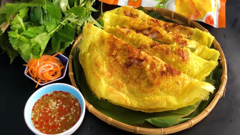Bánh căn, bánh xèo tại quán ăn sáng Quy Nhơn luôn khiến du khách