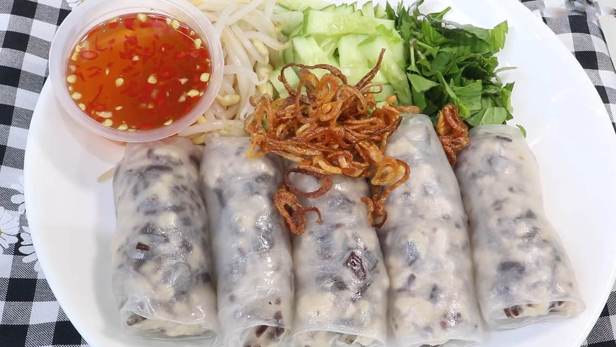 Ăn sáng Quy Nhơn với món bánh cuốn lạ miệng