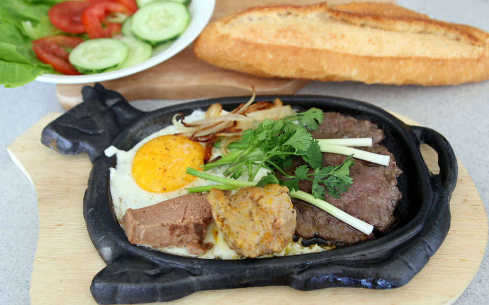 Quán ăn sáng ngon ở Quy Nhơn với món bò né & bánh mì hấp dẫn, chuẩn vị