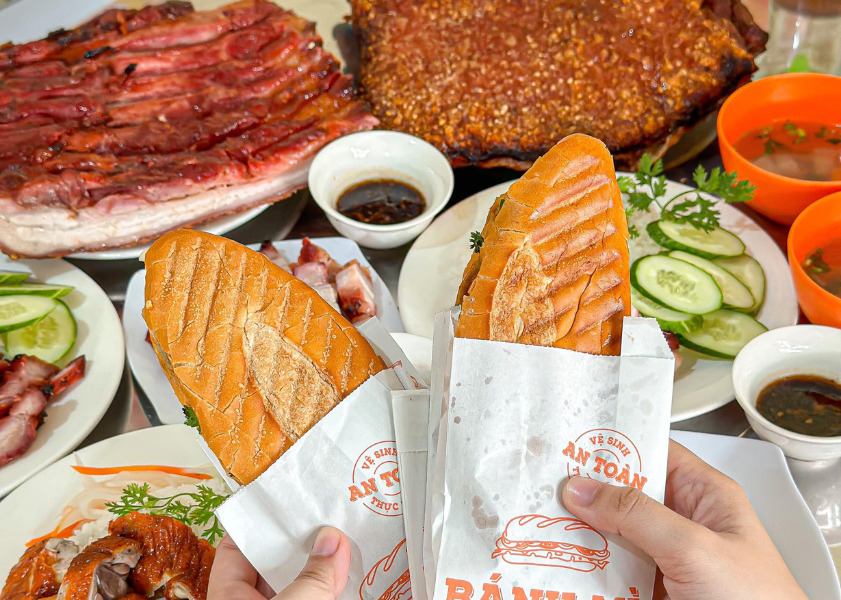 ăn sáng Rạch Giá Món bánh mì ép đặc biệt với lớp vỏ giòn rụm, nóng hổi