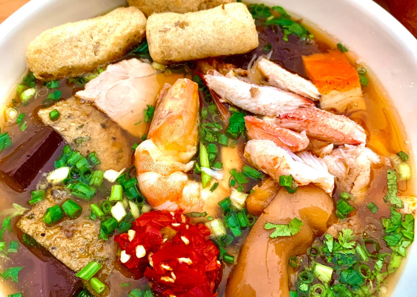 ăn sáng Rạch Giá Một phần bánh canh ghẹ đầy ắp topping