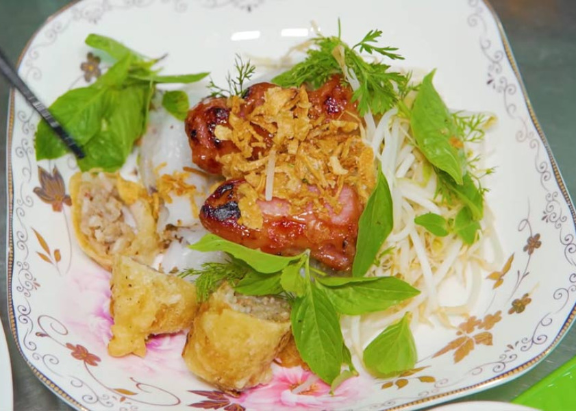 ăn sáng Rạch Giá Bánh cuốn với chả giò chiên, thịt nướng