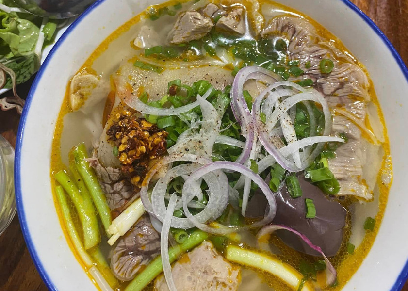 ăn sáng Rạch Giá Tô bún bò thơm ngon của quán Bún bò Huế Thảo Trúc