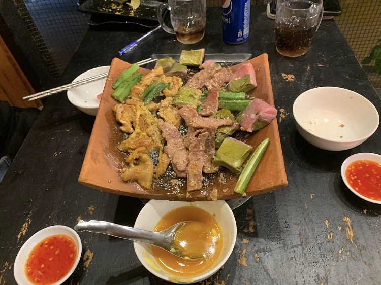 Mê mẩn với món nướng trên gạch ngói thơm ngon, độc đáo