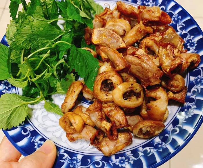 Lòng nướng là món ăn được nhiều người chọn làm mồi lai rai cùng bạn bè