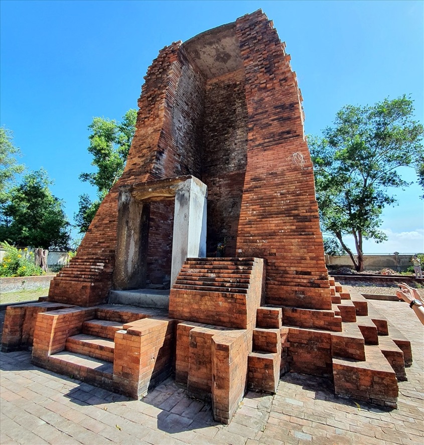 Vinh Hung Ancient Tower was constructed in the 9th century