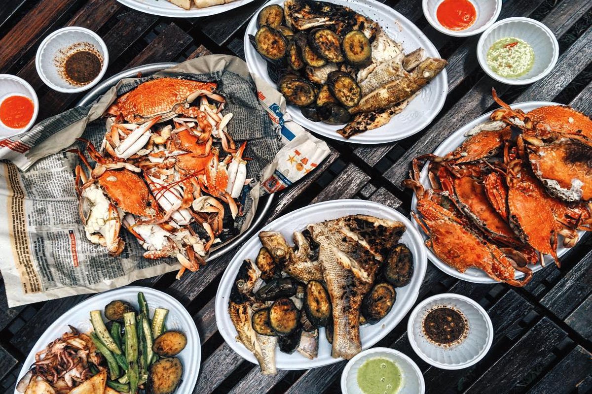 Đến Bãi Bàu, du khách sẽ được thưởng thức các món hải sản tươi ngon 
