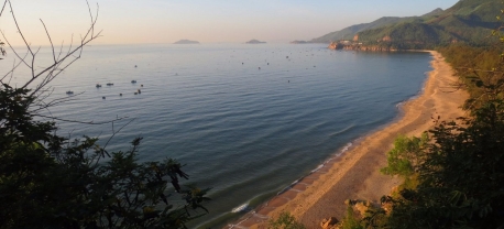 Đến bãi biển Quy Hòa đắm chìm trong khung cảnh mây trời non nước thanh bình