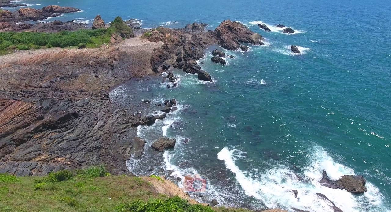 Bãi đá Cầu Mỵ Bãi đá Cầu Mỵ là điểm check-in hot trên đảo Cô Tô