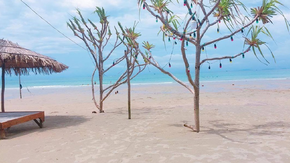 Bãi đá Cầu Mỵ Bãi tắm Vàn Chảy - một trong những bãi tắm đẹp nhất ở Cô Tô