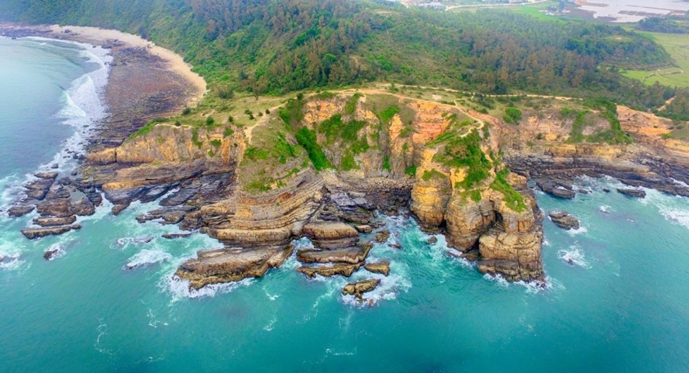 Bãi đá Cầu Mỵ Bãi đá Cầu Mỵ thu hút du khách với những “tác phẩm bằng đá” kỳ vĩ