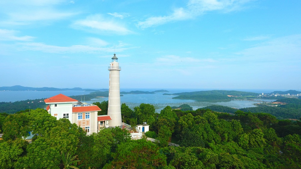 Bãi đá Cầu Mỵ Hải đăng Cô Tô