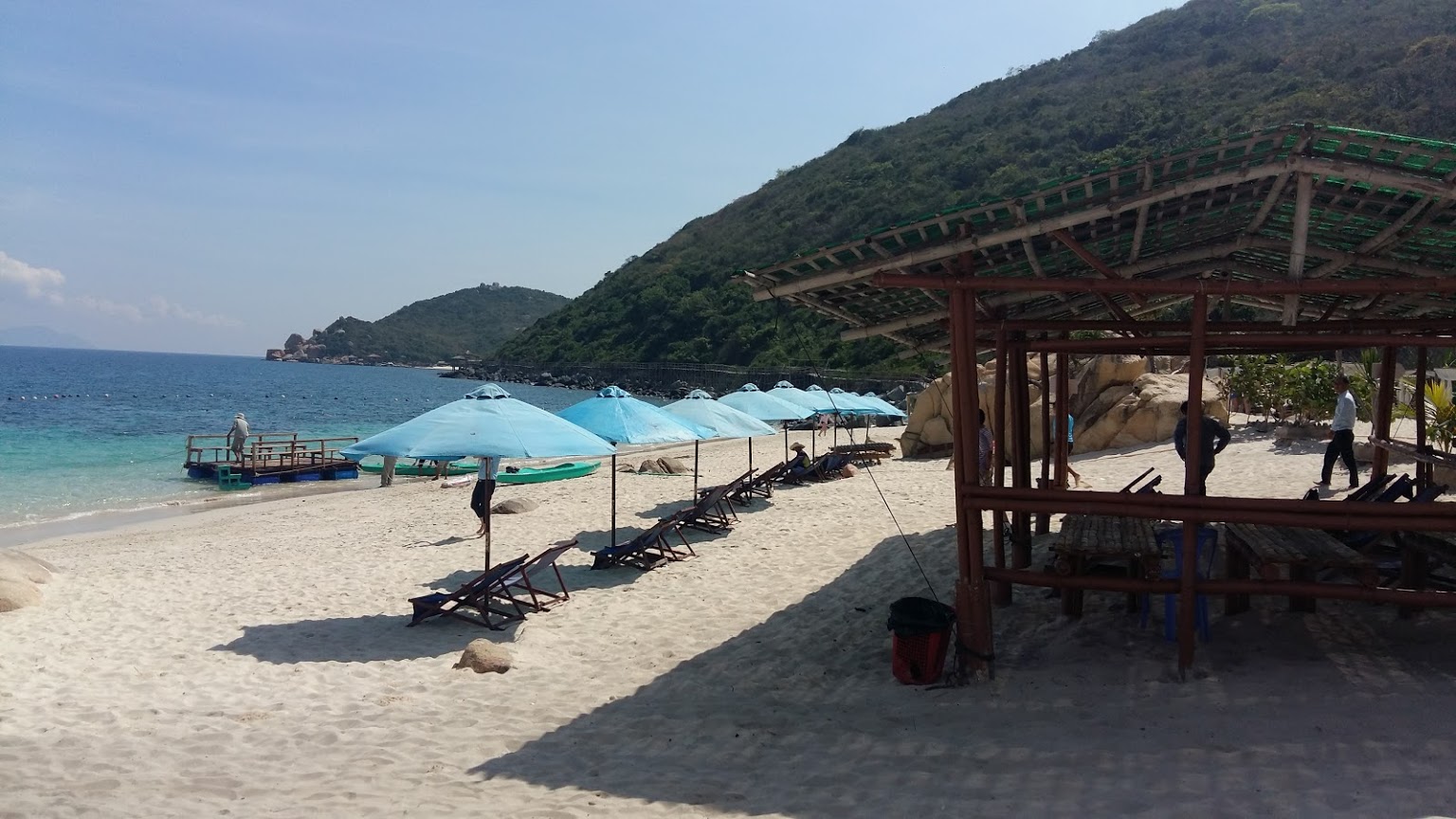 Biển Bãi Bàng sạch, nước trong xanh 