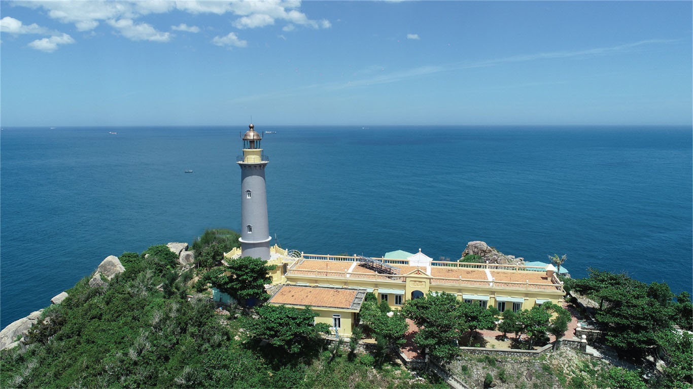 Bãi Gốc Hải đăng Đại Lãnh là nơi đón bình minh trên đất liền đầu tiên ở nước ta