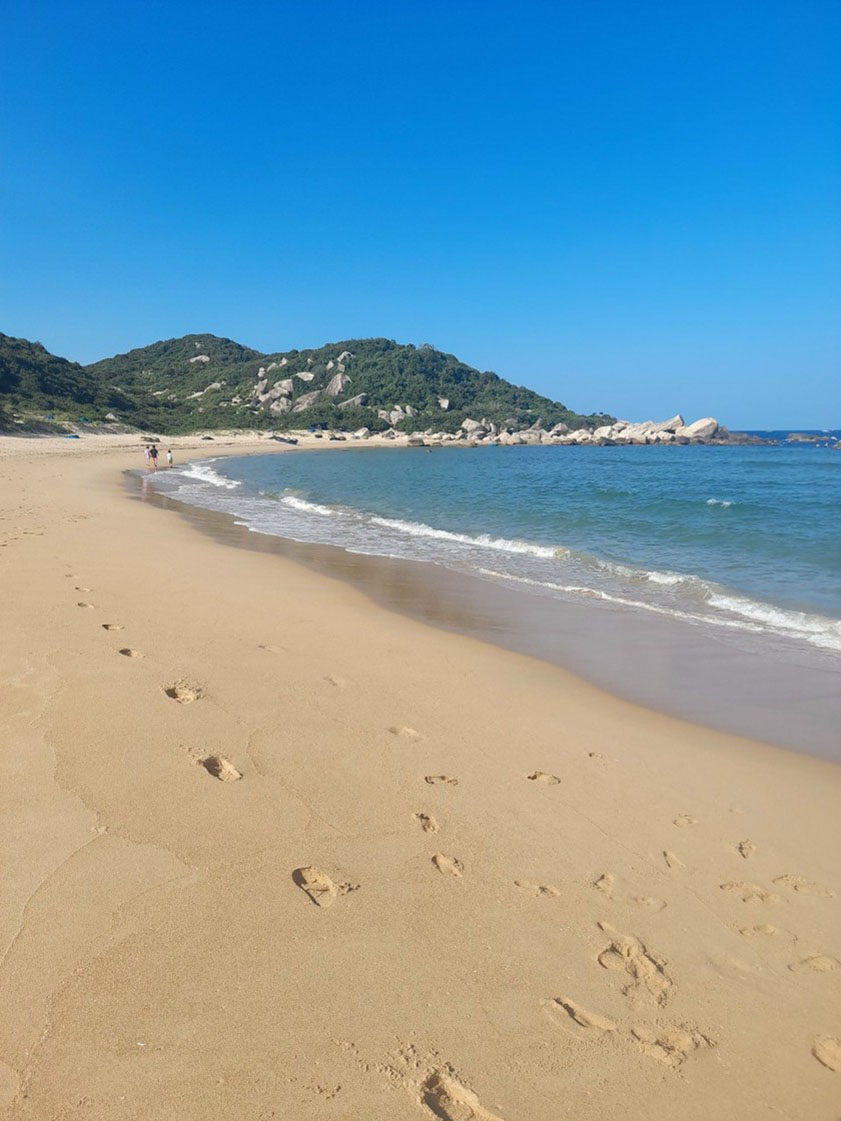 Bãi Gốc Đến bãi biển này, bạn không được bỏ qua cơ hội hòa mình vào làn nước trong xanh như ngọc