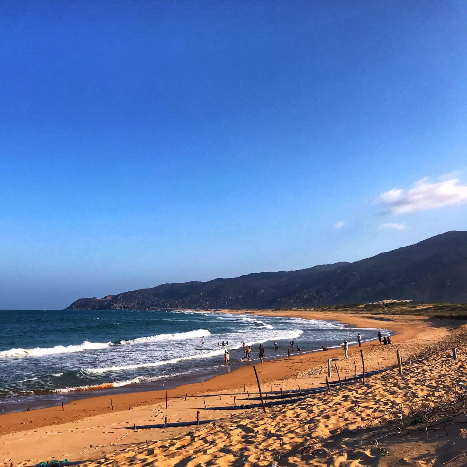 Bãi Gốc Bãi biển này sở hữu nhiều background đẹp để du khách thỏa thích check in