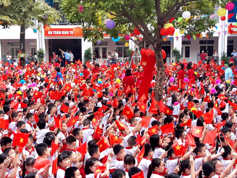 bài hát ngày tựu trường Con Đường Đến Trường nhẹ nhàng, trong sáng, được nhiều bạn lựa chọn hát trong ngày khai trường