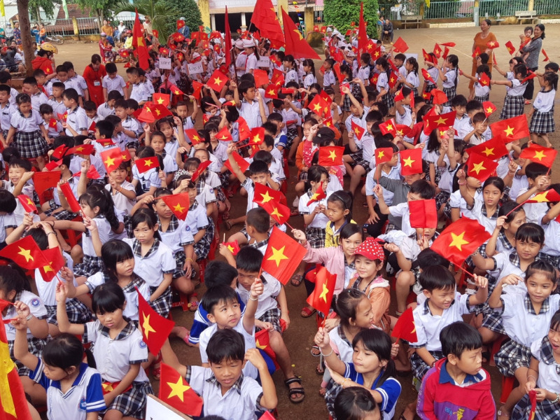 bài hát ngày tựu trường Tựu Trường của tác giả Quỳnh Hợp là một ca khúc có giai điệu tươi vui, trong trẻo