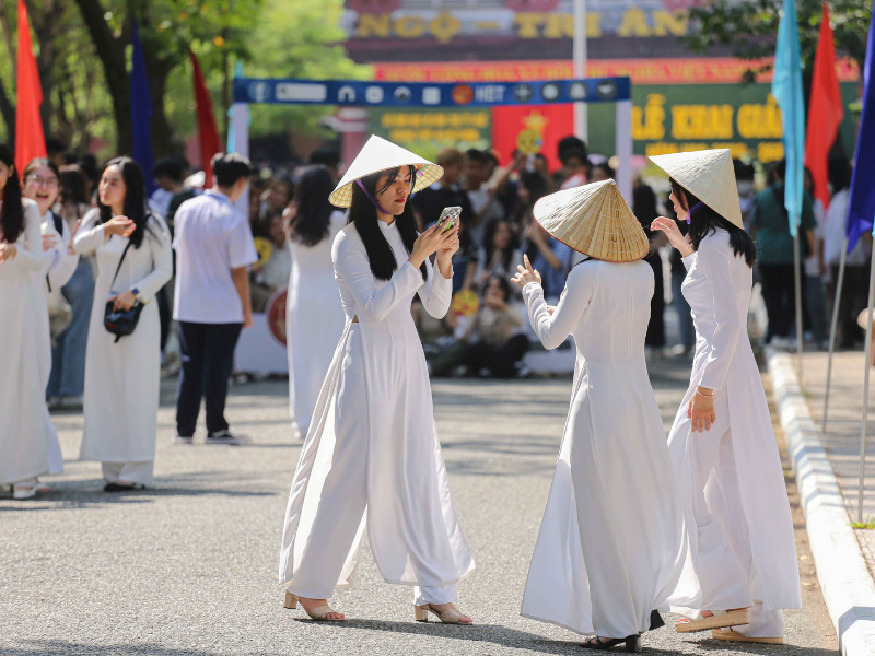 bài hát ngày tựu trường Áo Trắng Đến Trường, một sáng tác của Xuân Phương, gợi tả vẻ đẹp tinh khôi của tà áo dài nữ sinh