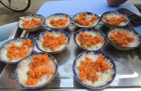 Ăn sập 7 quán bánh bèo Quy Nhơn mềm ngon, thơm nóng, full topping