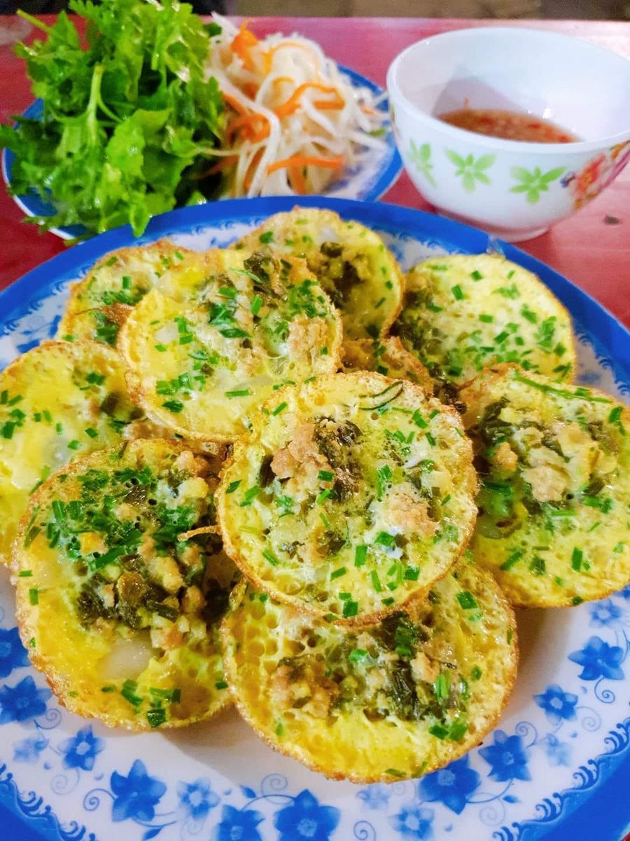 Một phần bánh căn Phú Yên đầy đặn tại số 52 Nguyễn Trãi
