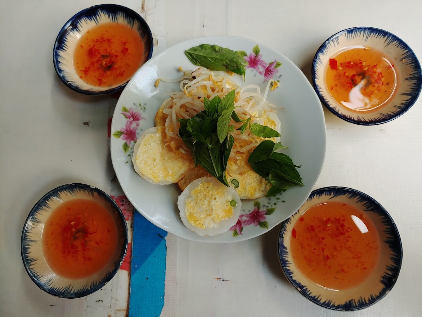 bánh căn Quy Nhơn Bánh căn tại quán Bà Già có 2 loại siêu hấp dẫn