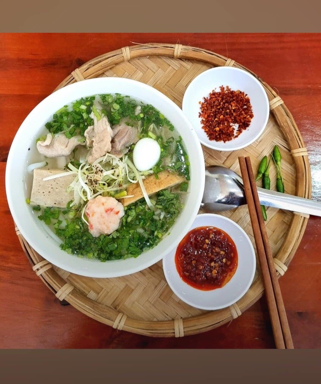 Quán ăn sạch sẽ và trình bày đồ ăn trông rất ngon mắt 