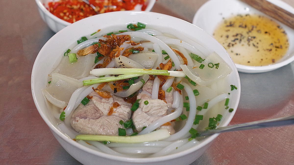 Bánh canh chả cá ăn phải lúc còn nóng hổi bạn mới cảm nhận được trọn vẹn hương vị của món ăn