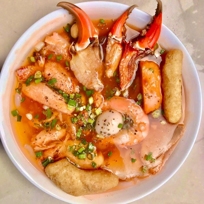 Bánh canh cua rời Huế với các nguyên liệu đa dạng, tươi ngon