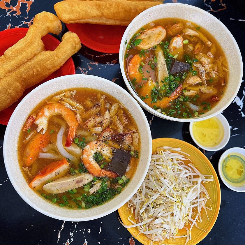 Bánh canh cua rời - món đặc sản Huế được nhiều du khách yêu thích 