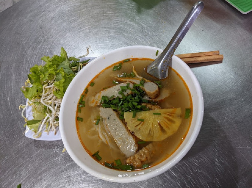 Một tô bánh canh đầy màu sắc và hương vị tại Bánh Canh Chả Cá 09 Ngô Văn Sở