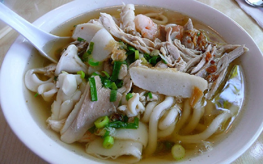 Bánh canh O Huệ đầy ấn tượng với sợi bánh mềm và cua tươi ngon