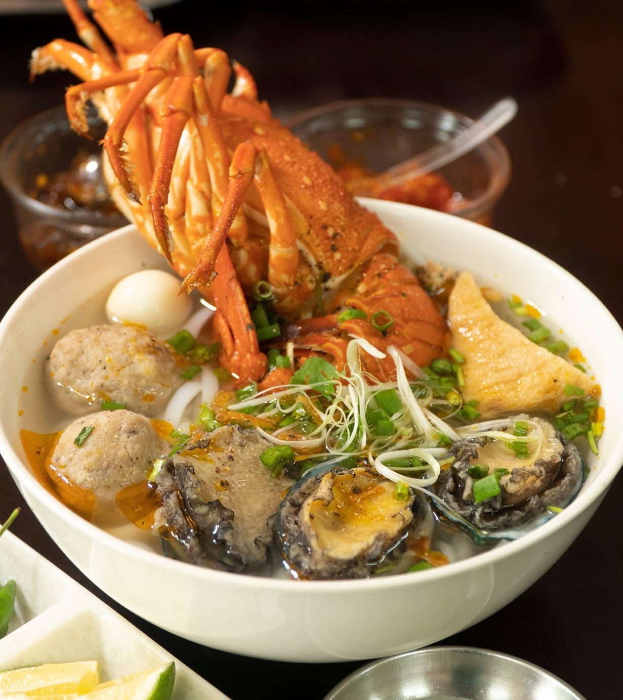 Bánh Gạch Quy Nhơn độc đáo với nước dùng đậm đà và chả cua tự làm