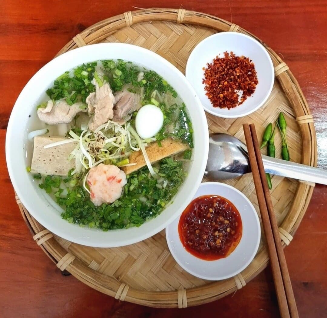 Quán Bố Già có giá cả hợp lý phù hợp cho mọi thực khách