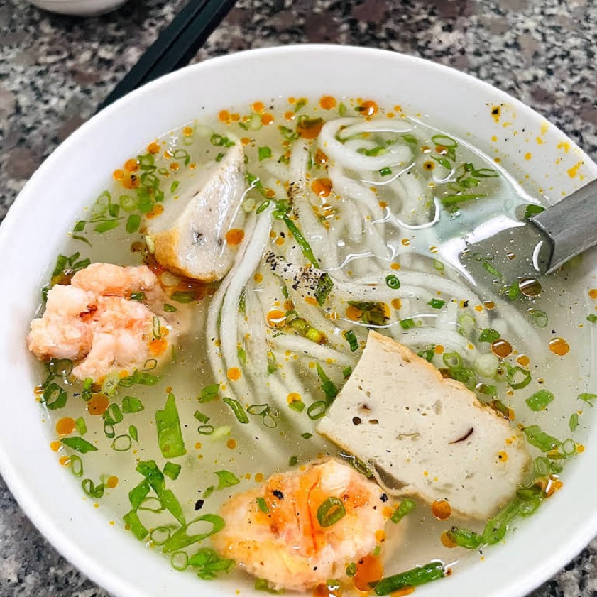 Bánh canh tôm Ba Biên Quy Nhơn không chỉ ngon mà còn bắt mắt