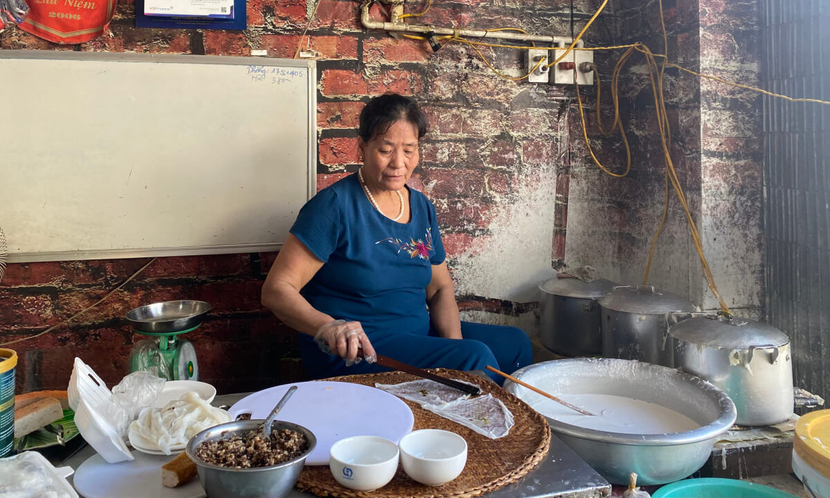 Bánh cuốn cà cuống Hà Nội Nét hấp dẫn của bánh cuốn Thanh Trì dưới bàn tay chế biến dày dặn kinh nghiệm của cô Lan