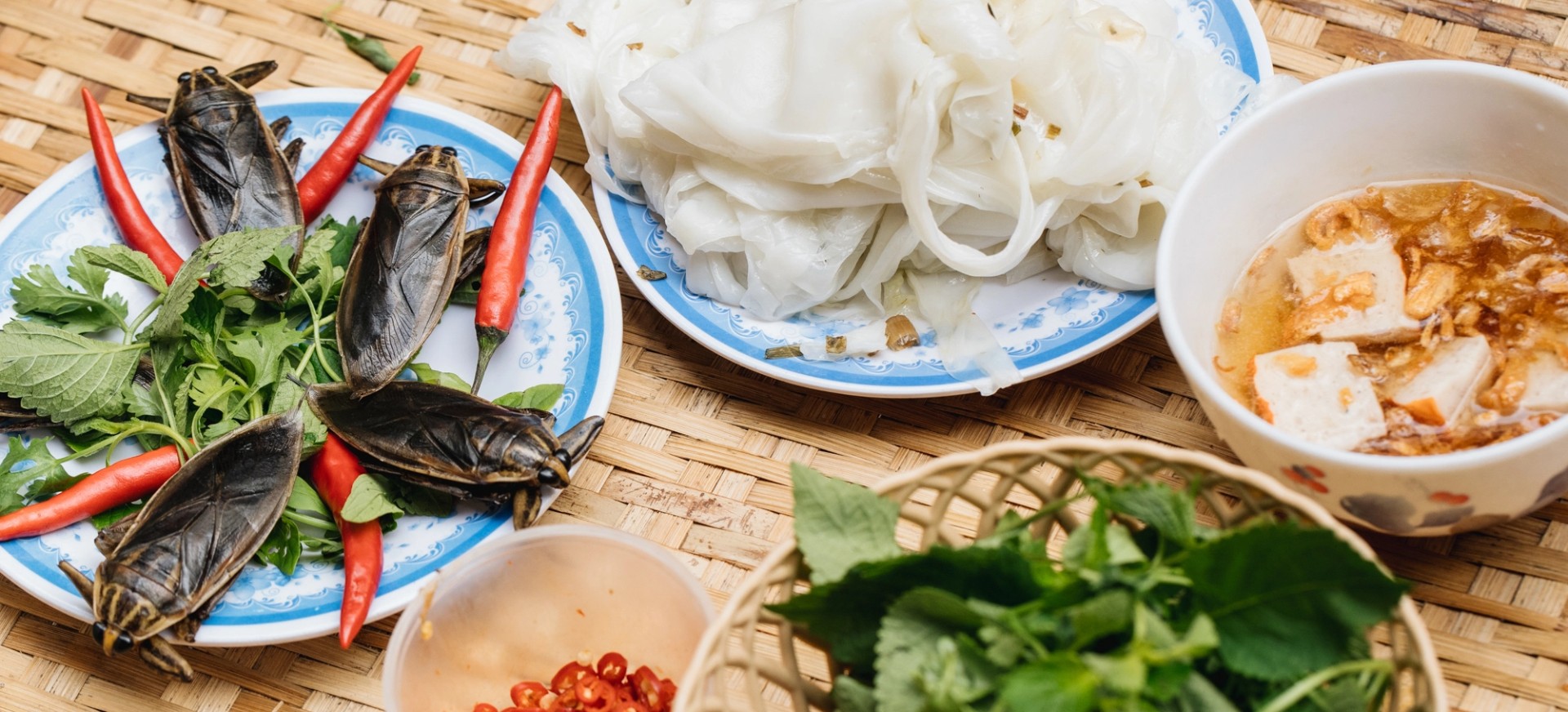 Bánh cuốn cà cuống Hà Nội