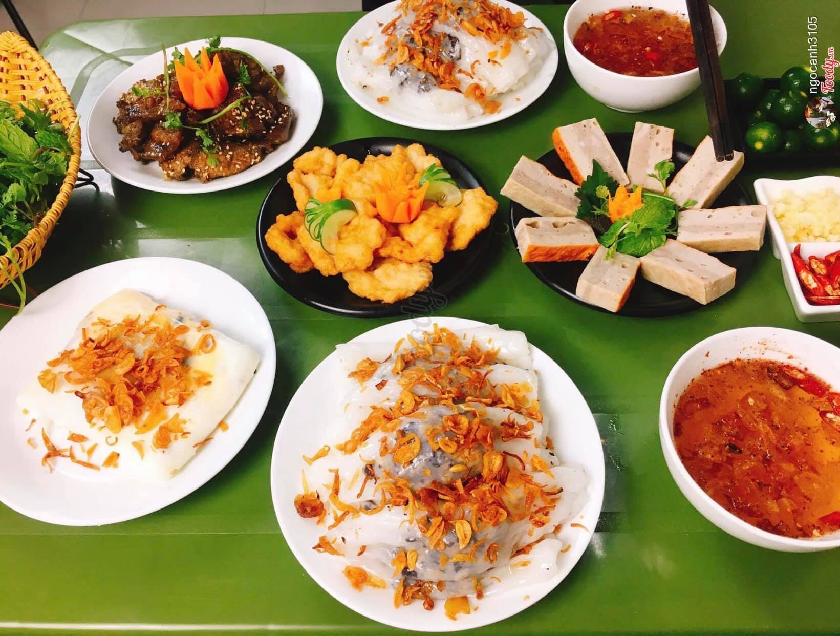 Quán bánh cuốn chả mực Gốc Bàng ở Hạ Long cho thực khách thưởng thức hương vị đậm đà của chả mực và bánh cuốn dai thơm