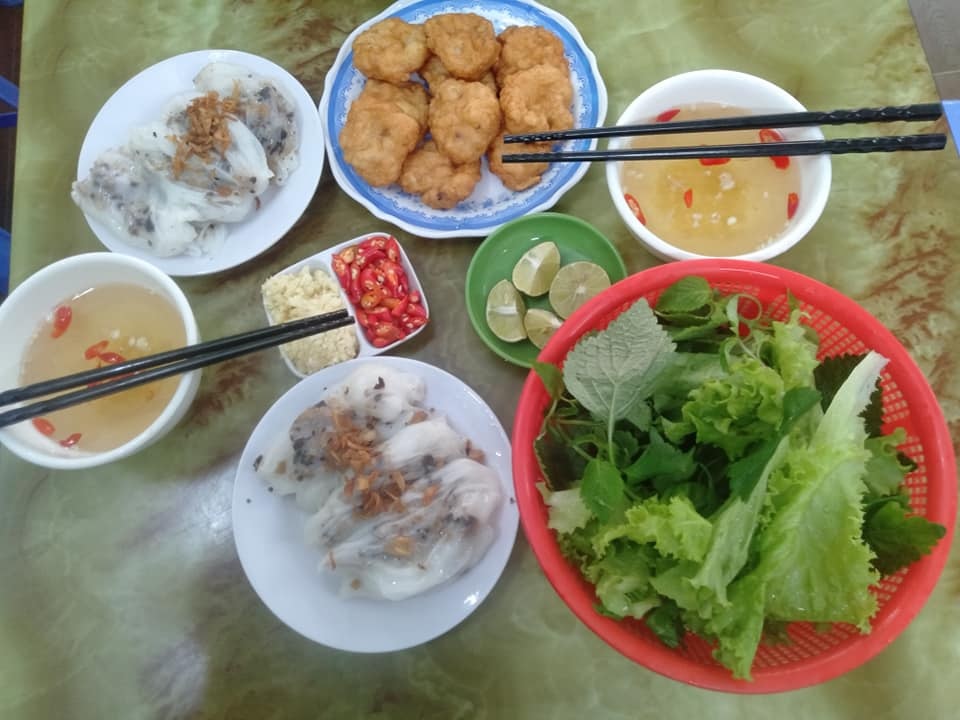 Bánh cuốn chả mực Bà Ngân ngon ngút ngàn với không gian thoải mái và phục vụ thân thiện